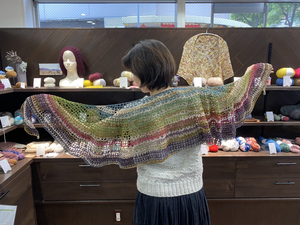 「さらり、ひと目で涼やか。カティア ベリーノで編む、夏のかぎ針ショール【神戸・micono限定レシピ付き】」